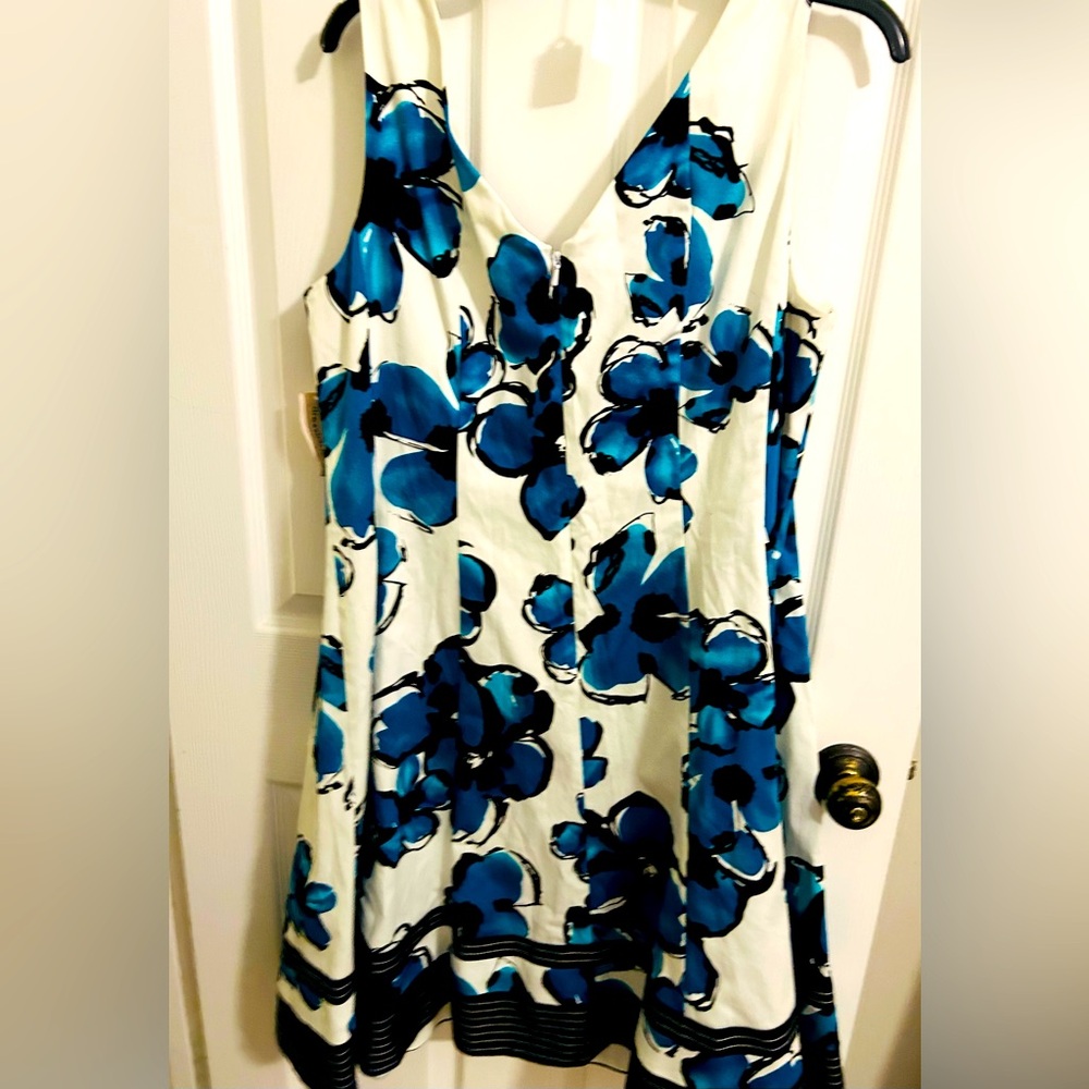 Sleeveless v neck floral print summer dress by Jones Studio NWT
